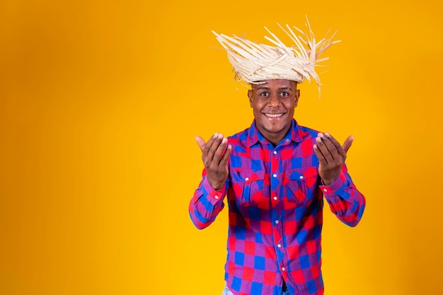 Homem afro vestido com roupa de festa junina