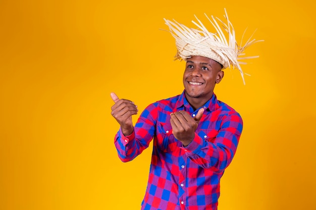 Homem afro vestido com roupa de festa junina