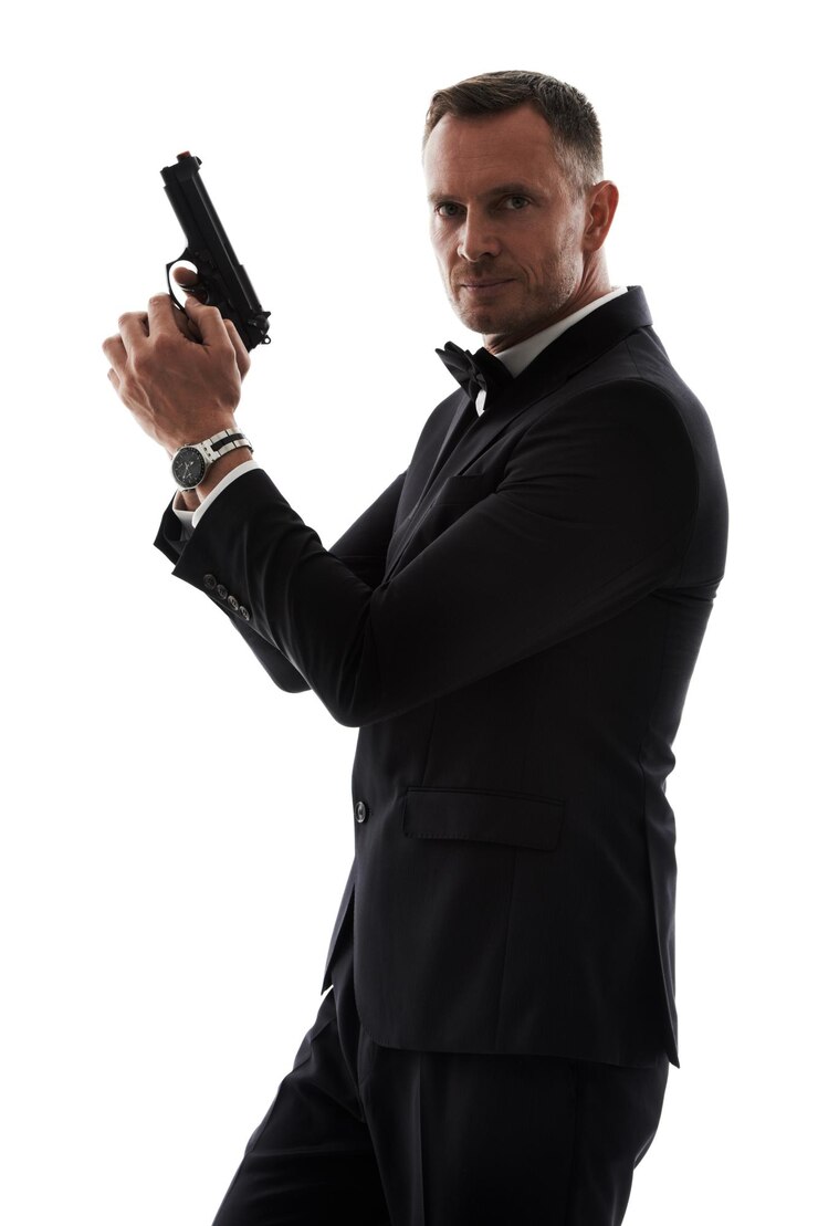 Foto homem agente secreto com arma isolada em um fundo branco para filme de ação legal ou segurança de um empresário criminoso detetive particular crime profissional ou arma de fogo de ator em retrato de estúdio