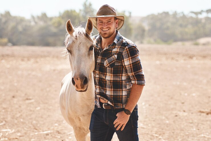 Foto homem agricultor e retrato com cavalo no campo para a sustentabilidade da agricultura e gado animal para o cuidado de animais de estimação proprietário de fazenda equestre e empresário com garanhão no rancho para hobby no campo