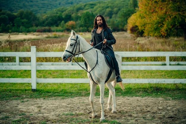 Homem agricultor sexy andando a cavalo homem musculoso bonito andando a cavalo vaqueiro bonitão jovem musculoso em t