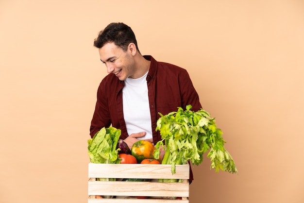 Homem agricultor sobre parede isolada