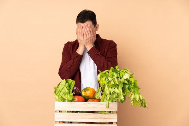 Homem agricultor sobre parede isolada