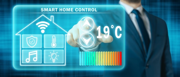 Homem ajustando a temperatura de aquecimento em uma tela virtual do fundo futurista do controlador doméstico inteligente