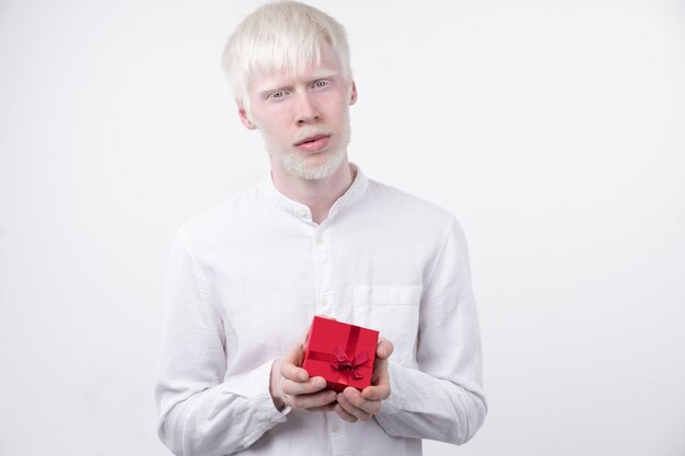 homem albino no estúdio vestido t-shirt isolado no branco