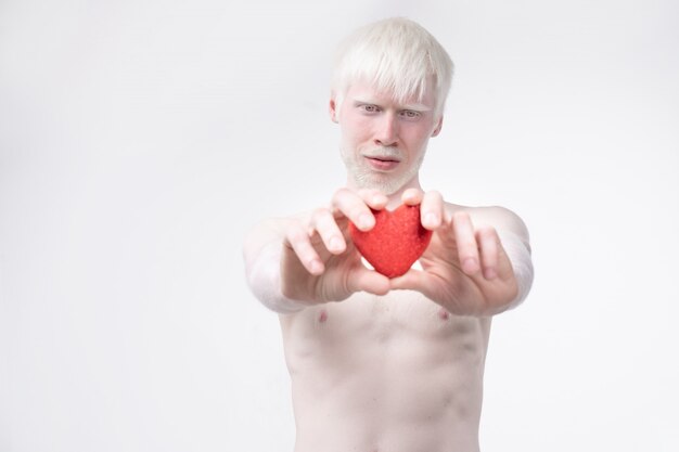 Homem albino no estúdio vestido t-shirt isolado no branco