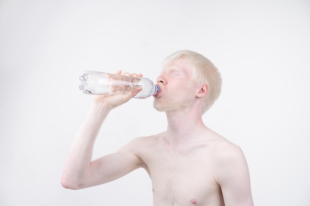 Homem albino no estúdio vestido t-shirt isolado no branco