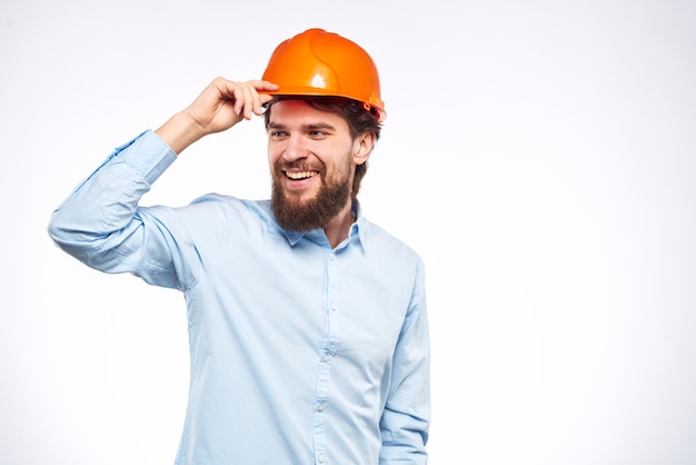 Homem alegre chapéu duro laranja indústria de trabalho estilo de vida profissional luz de fundo