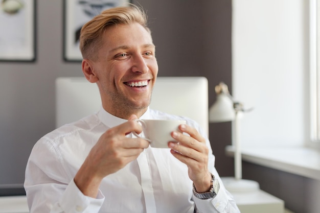 Homem alegre com bebida quente