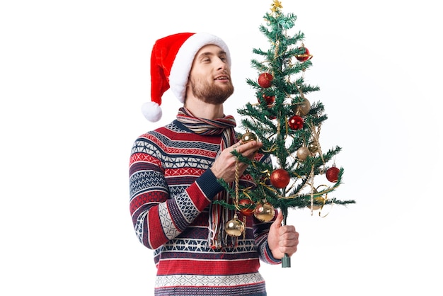 Homem alegre com chapéu de Papai Noel, decorações de natal, feriado, ano novo, isolado, fundo