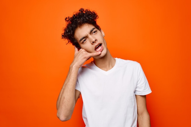 Homem alegre com gestos de camiseta branca e emoções na moda