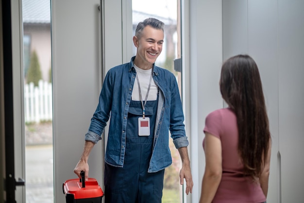 Foto homem alegre com mala de ferramentas e mulher