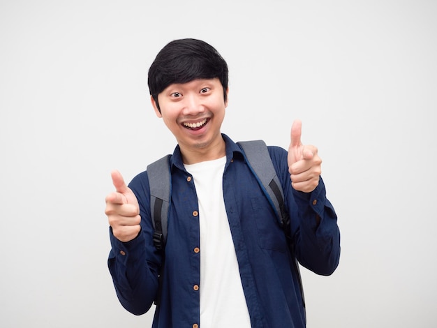 Homem alegre com mochila escolar apontando o dedo para o seu retrato de rosto feliz