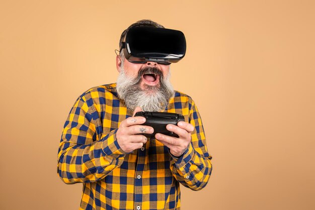 Homem alegre com óculos 3D joga um console, realidade virtual