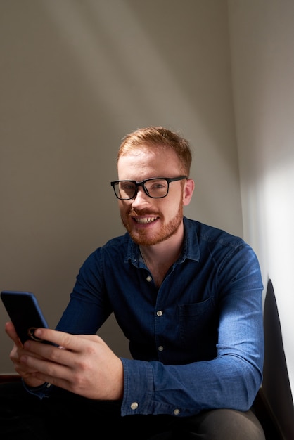 Homem alegre com telefone móvel