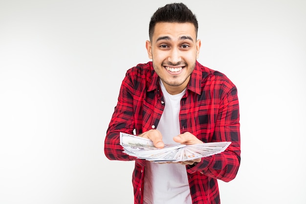 Homem alegre com um prêmio segurando dinheiro