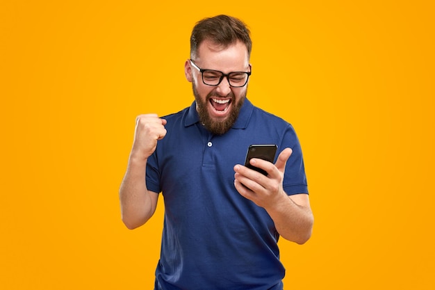 Foto homem alegre comemorando sucesso e lendo boas notícias