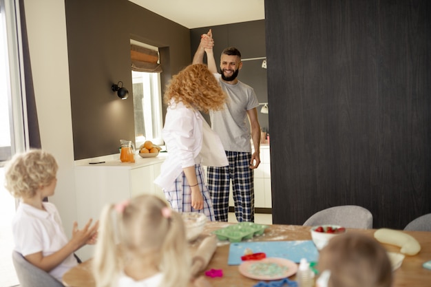 Homem alegre e feliz dançando com sua esposa