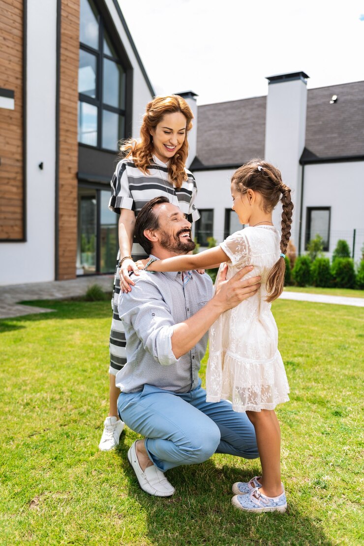 Foto homem alegre e positivo sorrindo enquanto olha para sua filha