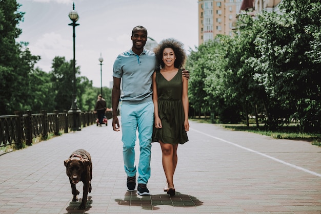 Homem alegre e sorridente menina juntos ao ar livre