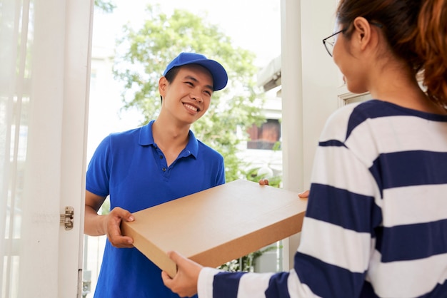 Homem alegre, entregando pizza