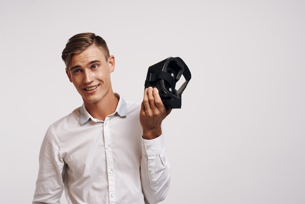 Homem alegre entretenimento jogo virtual futuro d fundo isolado