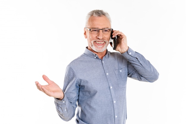 Homem alegre falando no smartphone isolado sobre o branco