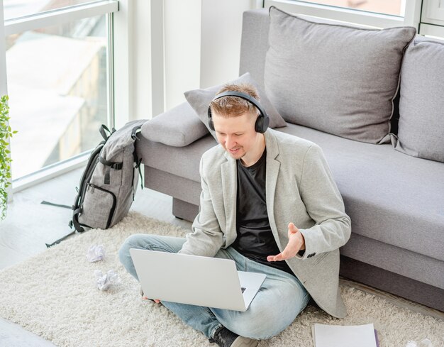 Homem alegre falando on-line no computador