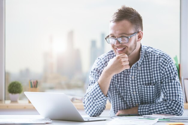 Foto homem alegre no local de trabalho