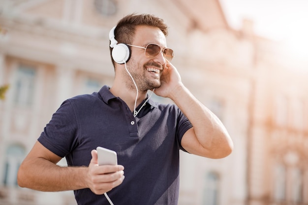 Homem alegre ouvindo música