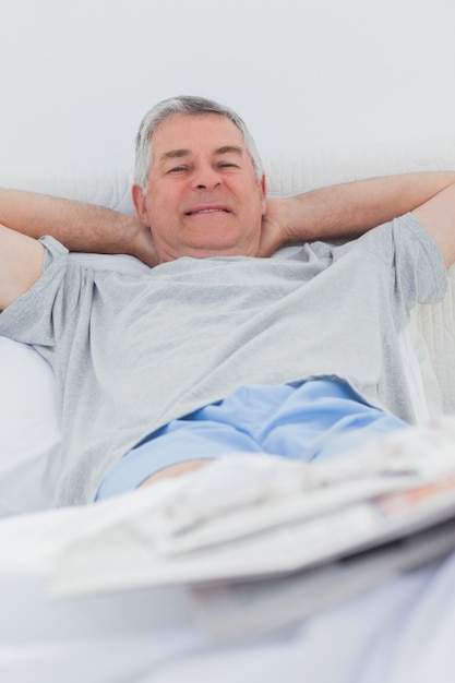 Foto homem alegre relaxando na cama