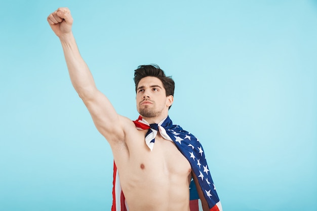 Homem alegre sem camisa, isolado, usando a bandeira americana, comemorando o sucesso