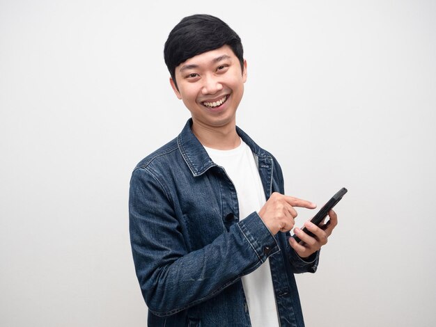 Homem alegre sorriso gentil camisa jeans gesto usando retrato de telefone celular