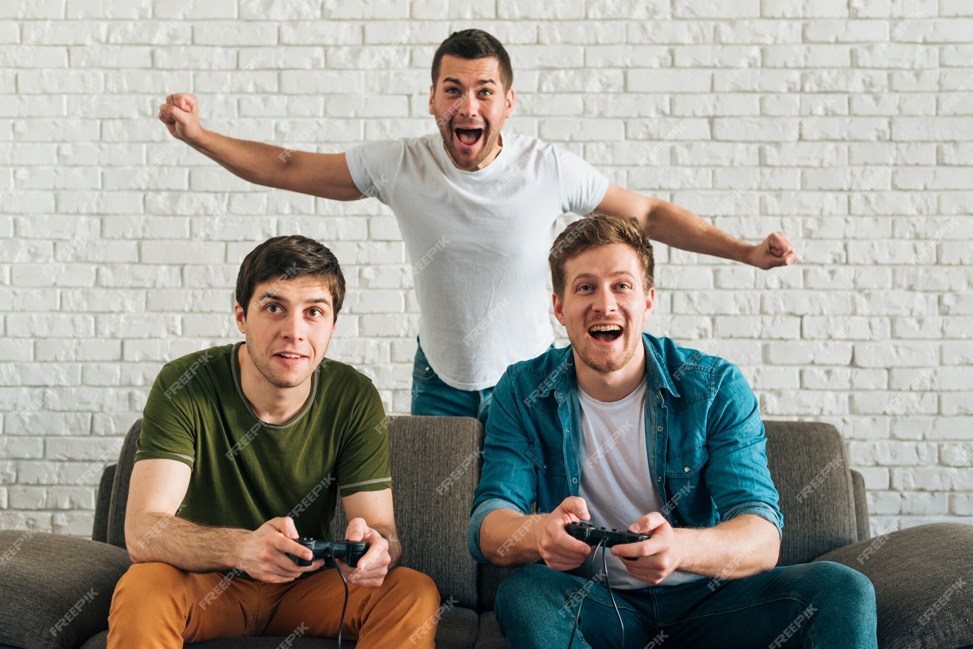 Amigos Masculinos De Sorriso Que Jogam Jogos De Vídeo Em Casa