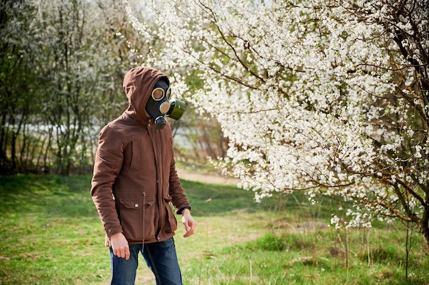 Foto homem alérgico que sofre de alergia sazonal na primavera