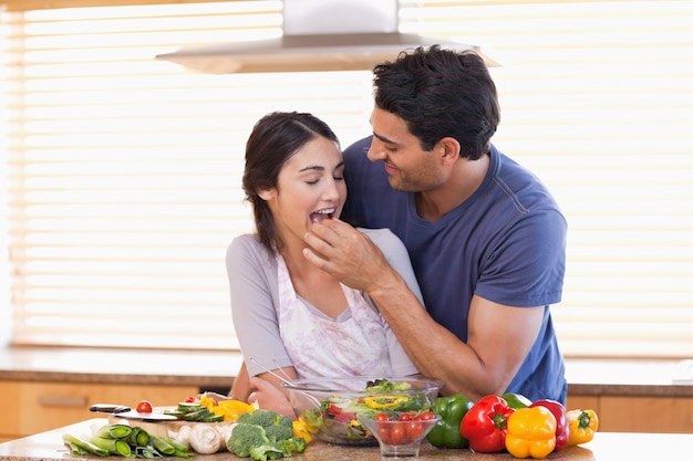 Homem alimentando sua esposa