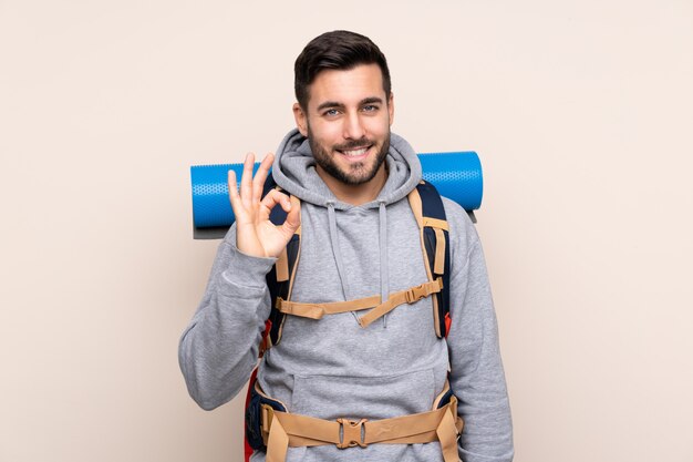 Homem alpinista com mochila