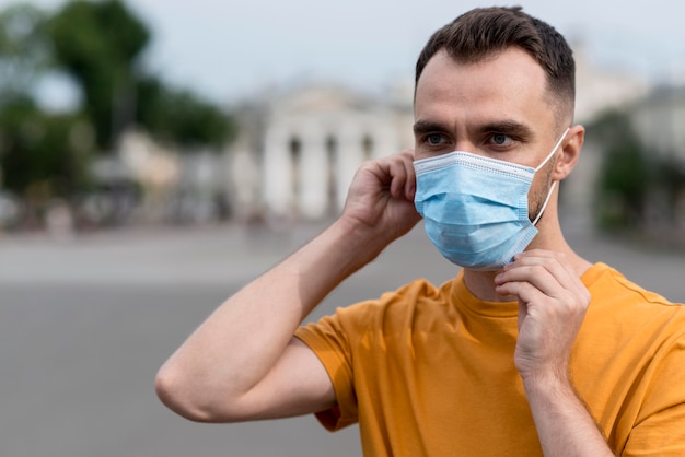 Foto homem alvejado com máscara médica