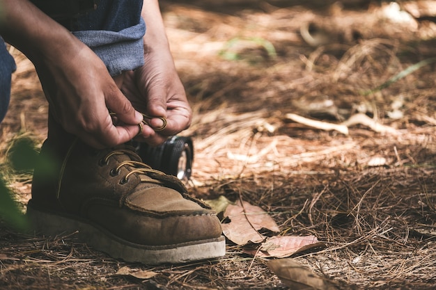 Homem, amarrando, cadarço, para, trekking