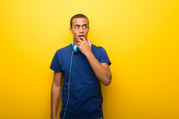 Homem americano africano, com, azul, t-shirt, ligado, experiência amarela, tendo, dúvidas, enquanto, olhar