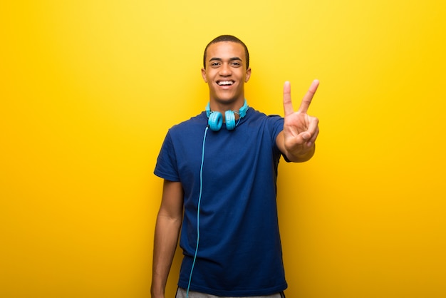 Homem americano africano, com, azul, t-shirt