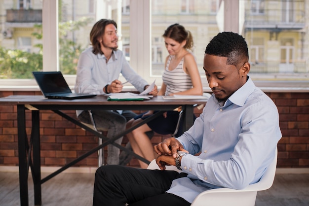 Homem americano africano, esperando entrevista emprego