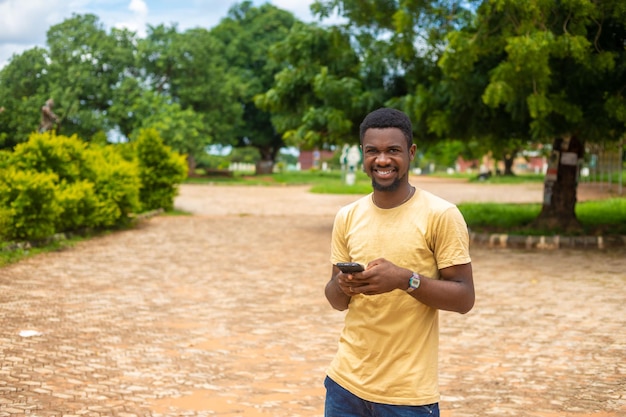 Homem americano africano, usando, telefone