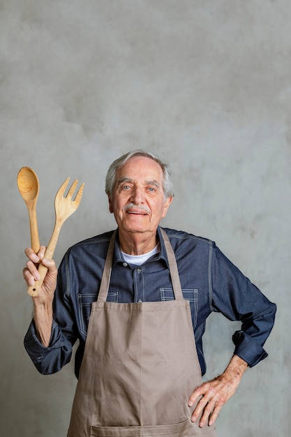 Foto homem americano sênior de avental