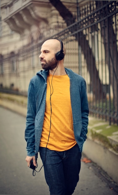 Homem andando com fones de ouvido