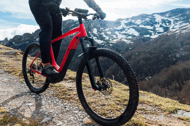 Foto homem andando de bicicleta de montanha