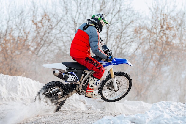 Homem andando de bicicleta em um campo coberto de neve