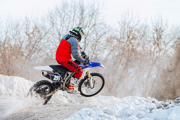 Homem andando de bicicleta em um campo coberto de neve