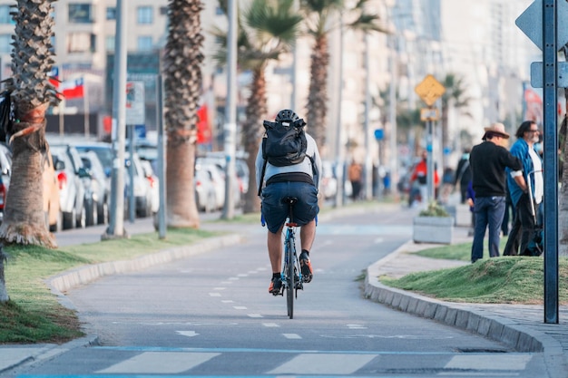 Homem andando de bicicleta na ciclovia na praia em La Serenax9