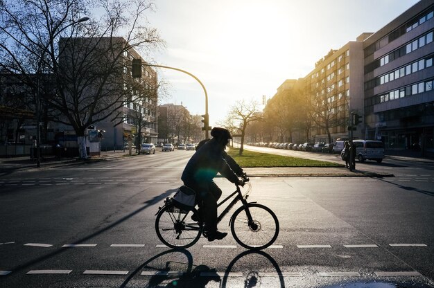 Homem andando de bicicleta na rua da cidade